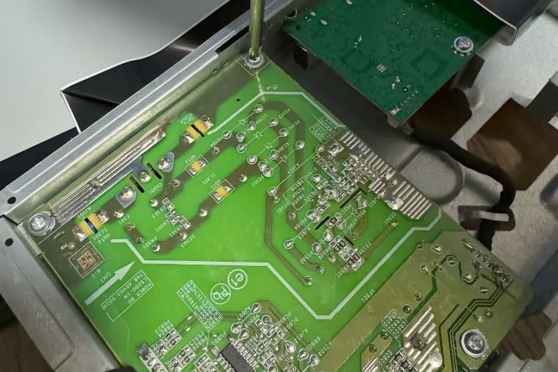 ドライバを使い板金やシールドを丁寧に取り外していく。コネクターやフラットケーブルも必要に応じて外す