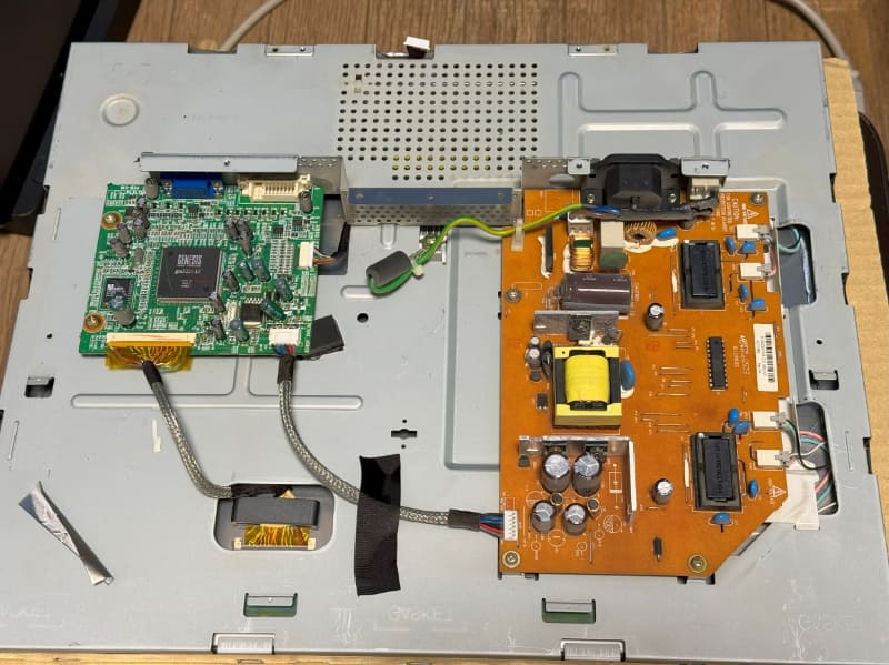 筐体から分離すると、LCDコントローラ基板とAC-DCコンバータ基板が見える