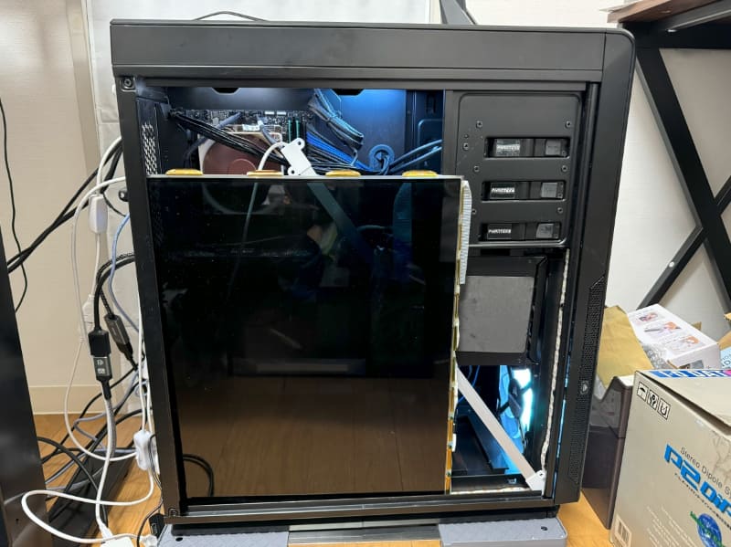 バータイプのLEDライトとLEDテープライトをOFFにした場合。ほとんど中は見えない