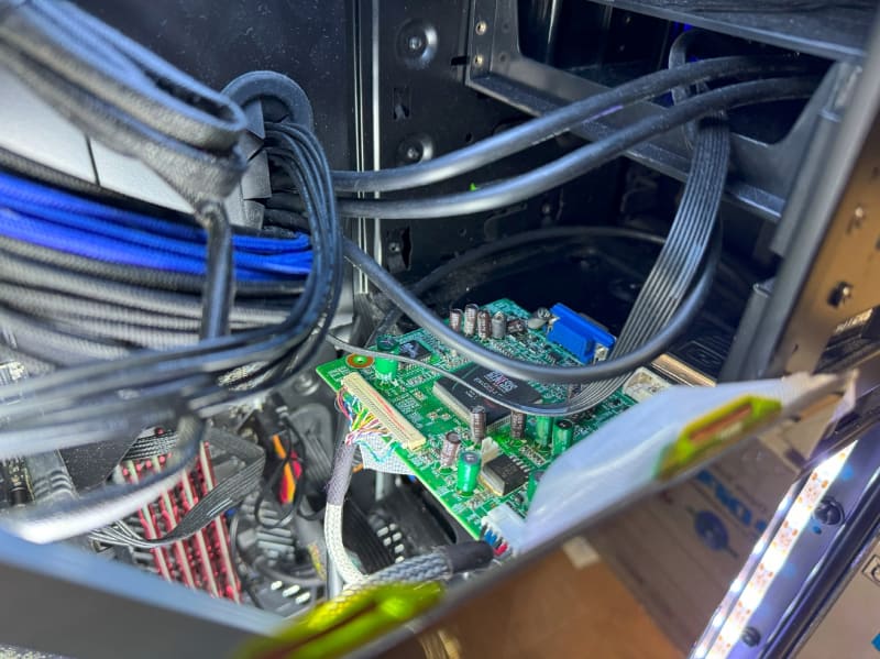 ここで無理に基板を設置しようとするとフラットケーブルを通じて液晶パネル側の基板にダメージが行く