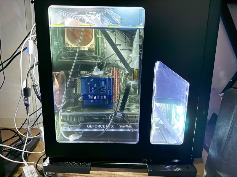 PC Watchロゴが中央に表示される