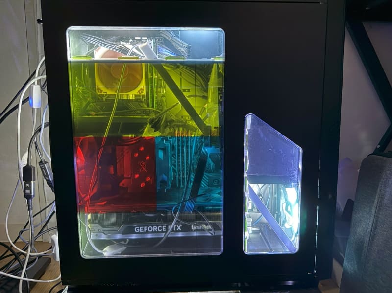 上部のMini-ITX環境は黄色、下部のmicroATX環境はさらに分割しCPUクーラーは赤色、メモリは水色、ビデオカードは透明と分割された