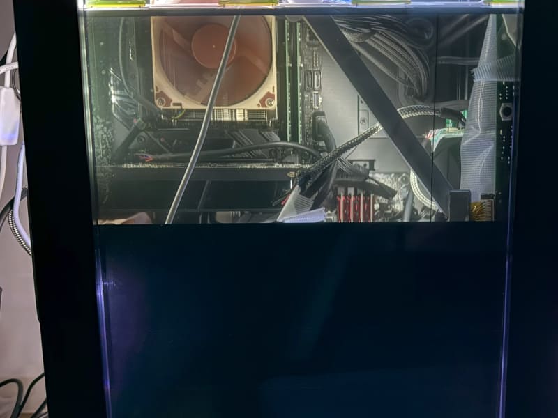 不透明の黒がブラインドになり、上部のMini-ITX環境のみしか見えなくなった