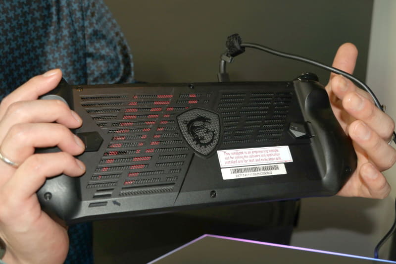 赤い爪痕? が残っているメタルメッシュが特徴的