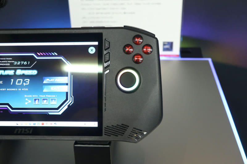 右側コントローラ。アクションボタンも光るのは珍しい