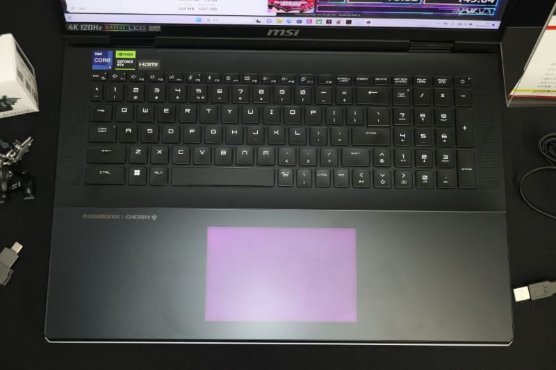 タッチパッドも光るのが特徴