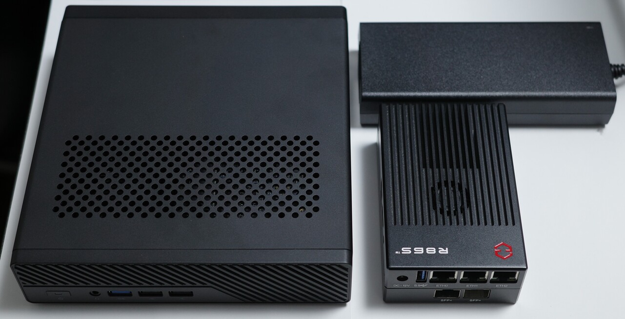 MS-01(左)は、右下のR86Sに比べると大きめだがその分パワフルな性能を備えている。右上はACアダプタ