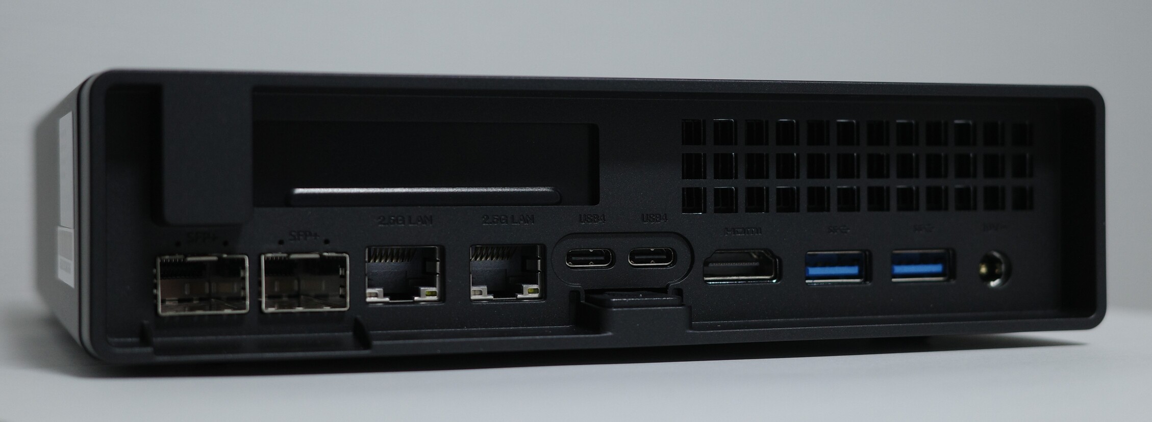 2.5GbEのLANコネクタ2ポートに、SFP+が2ポート、さらにUSB4が2ポート並んでいる