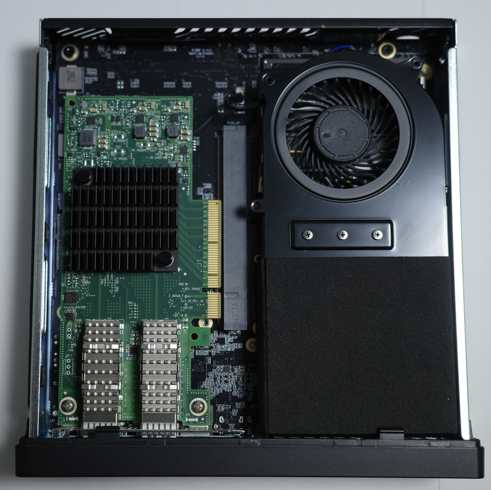 よし、このPCIeカードなら余裕で入りそうだ