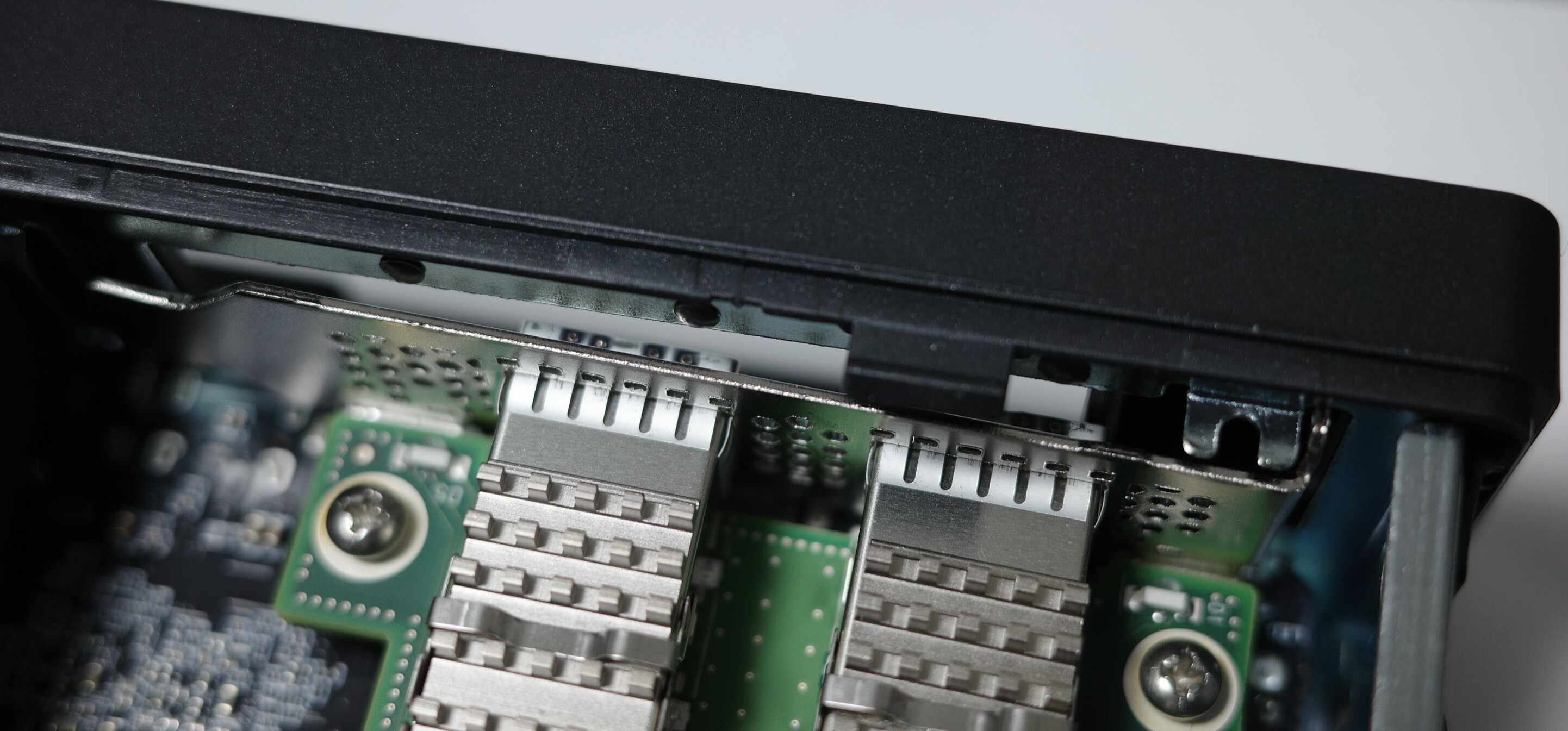 残念! ブラケットと外部コネクタが邪魔をして、筐体にうまくはまらない!