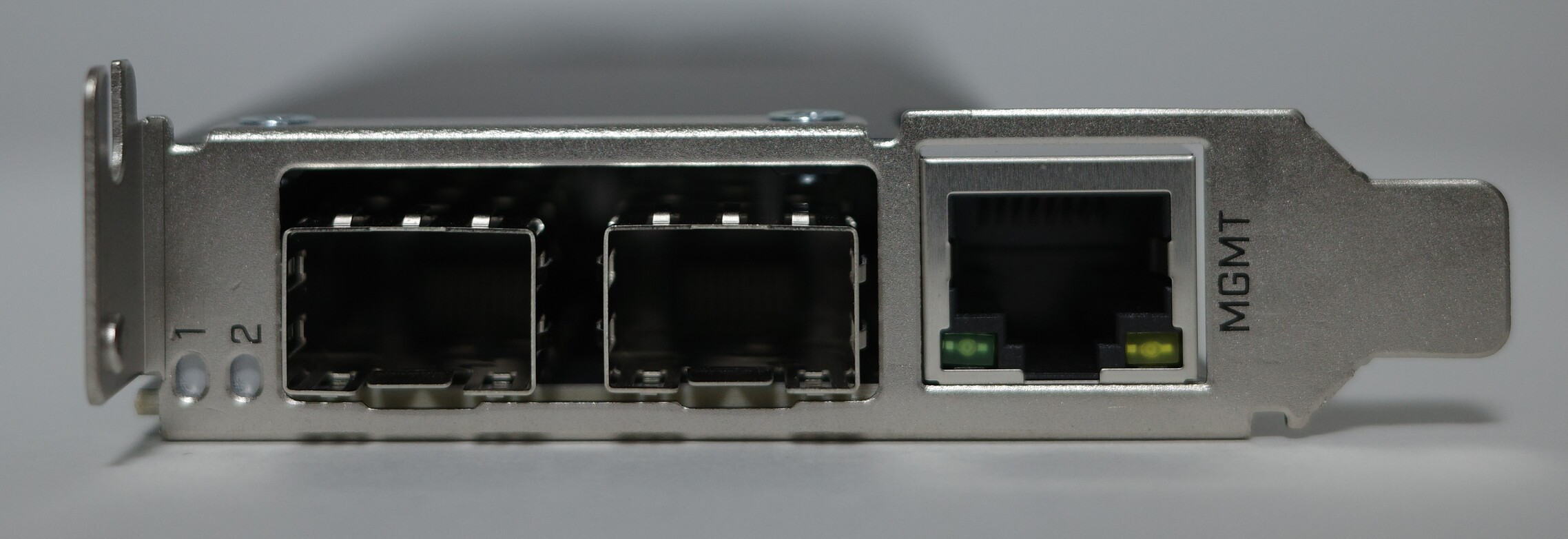 SFP28が2ポートと1000BASE-Tが1ポートある