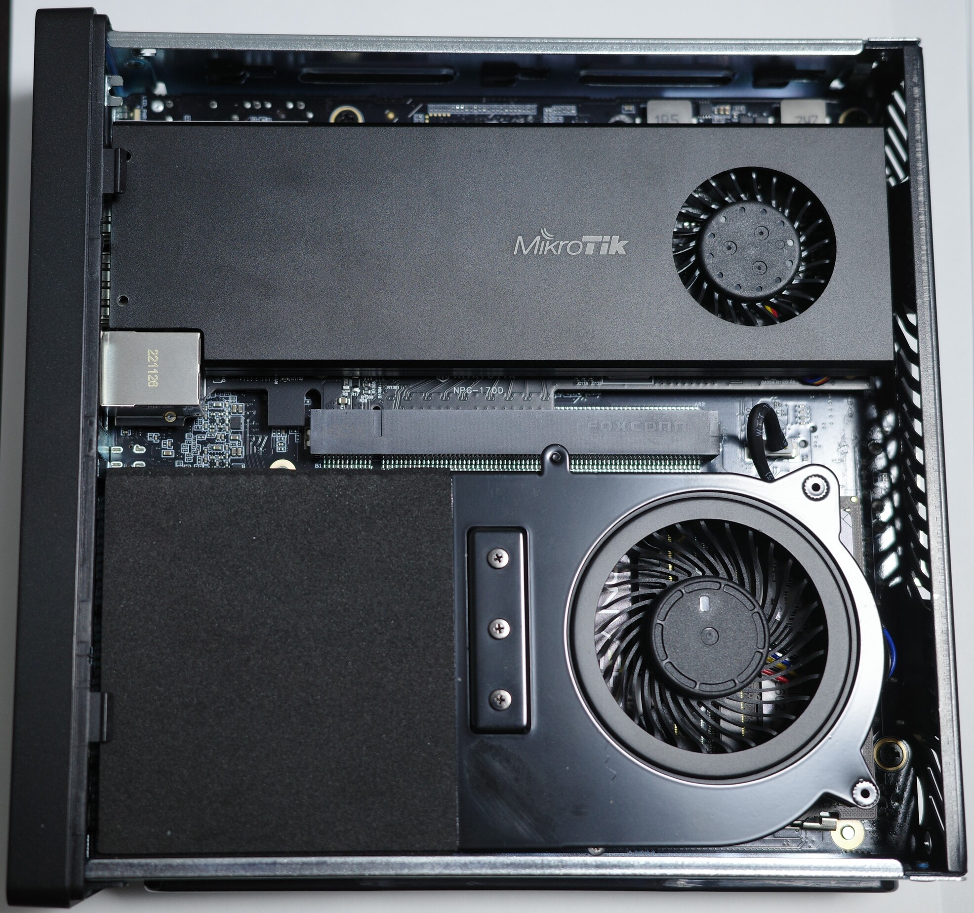 ブラケットを外さないと入らない点は同じなので、別途固定化する手段が必要。なおサイズはぎりぎりだ