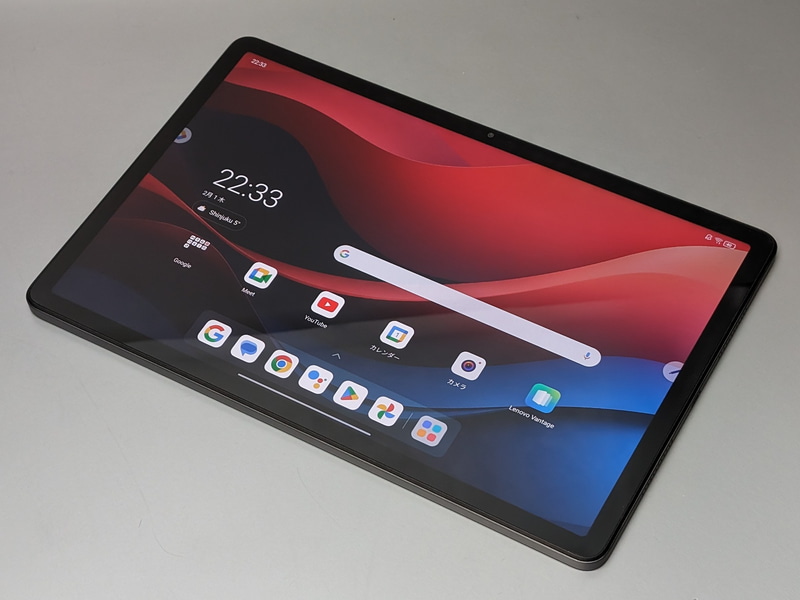 筐体は横向きを前提としたデザイン。上部に前面カメラを搭載する