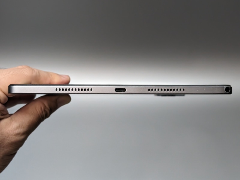 右側面。USB Type-Cポートとスピーカーを備える。また端にイヤフォンジャックがある