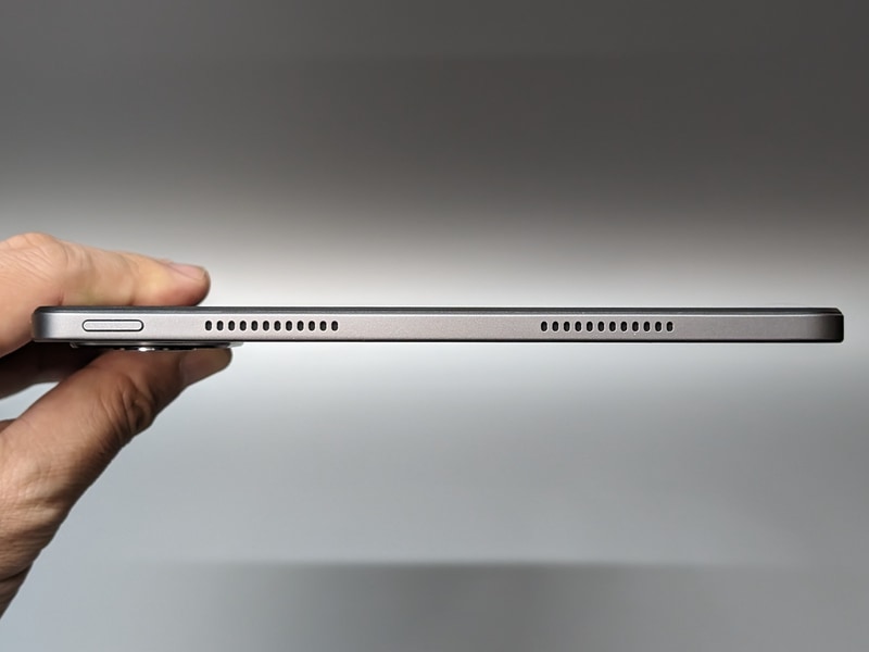 左側面。スピーカーと電源ボタンを備える。スピーカーはDolby Atmos対応だ