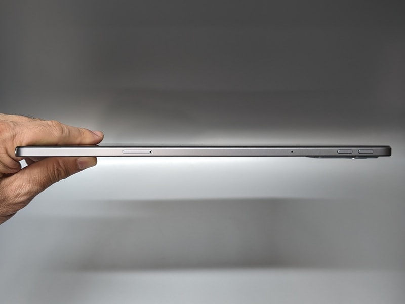 上面はカードスロットと音量ボタンを備える。ちなみに底面は何もない