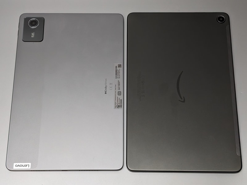 背面。カメラの位置とサイズ、配色の違いで両者の見分けがつく。どちらも横方向で利用することを前提としたデザインだ