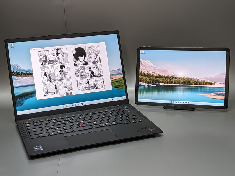 本製品(右)から呼び出したKindleアプリで、PC上で読書を楽しんでいる様子。一見するとどのような仕組みで動作しているのか把握できない