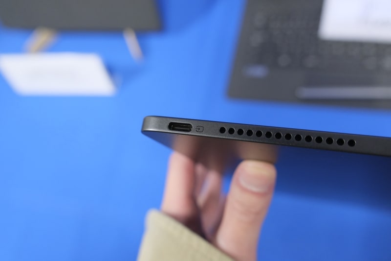 側面下方のUSB Type-Cポートが映像入力に対応