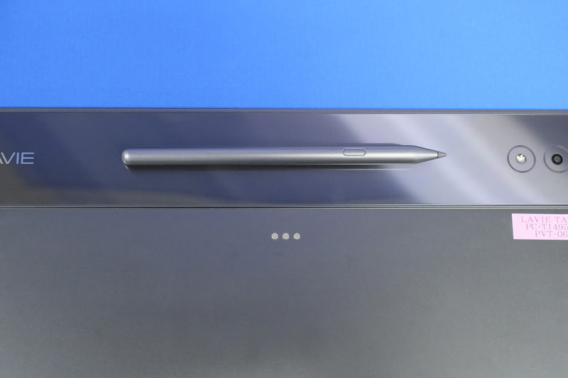 背面上部中央にデジタルペン2を装着すると充電が行なえる