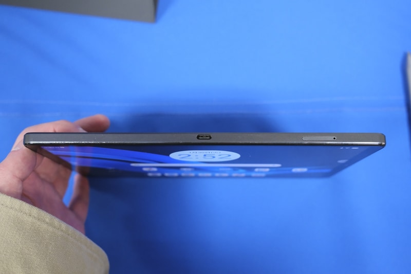 下側面。映像出力対応のUSB Type-Cポートを装備