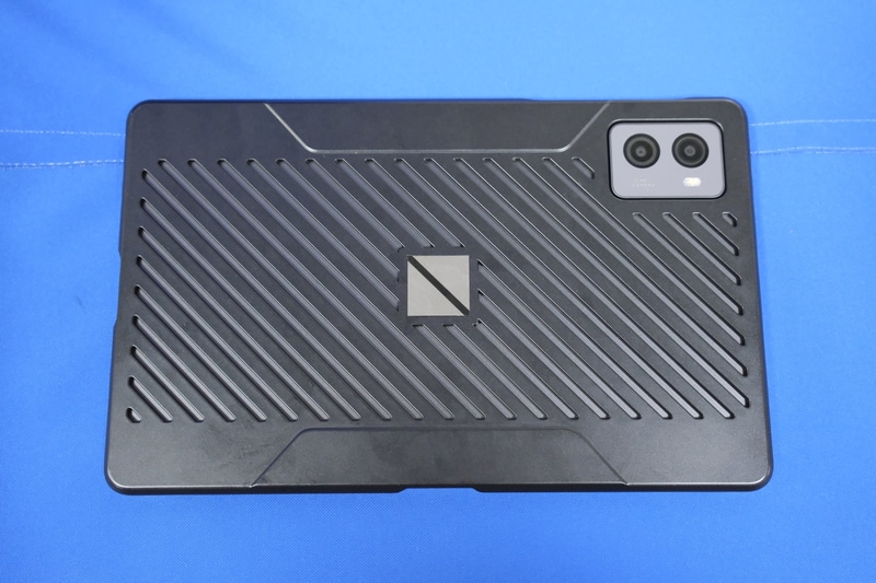 タブレットカバー(PC-AC-AD043C)。放熱用スリットを備える