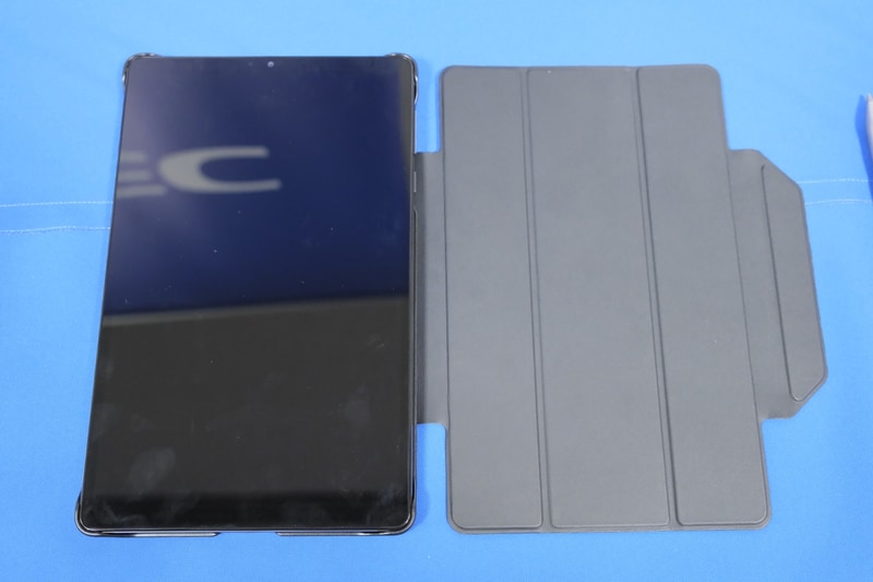 カバー部分は左右がマグネットで留まっており、左右どちらからも開けるほか、取り外すこともできる