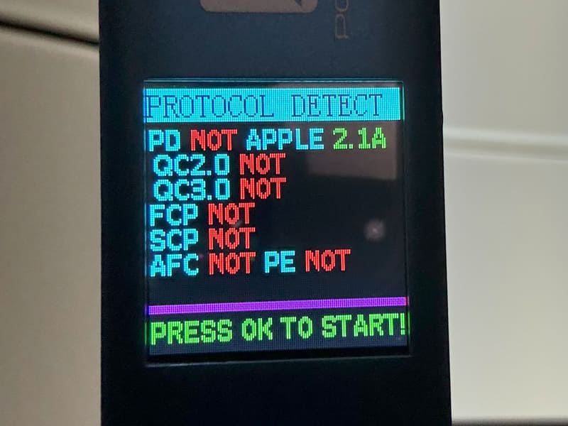 USB Type-Aポートが逆向きに搭載されているため画面が見えず、スマホの前面カメラを使って操作を実施していた