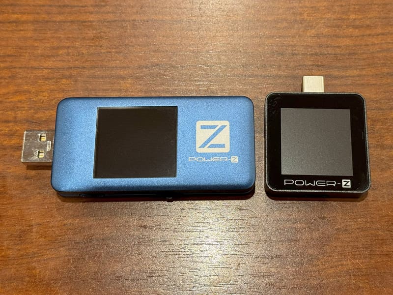 FL001SUPER(左)、KM002C(右)。KM002CはUSB PD EPR 240Wまでの測定に対応している。現在はより画面が大きくなったKM003Cが発売中だ