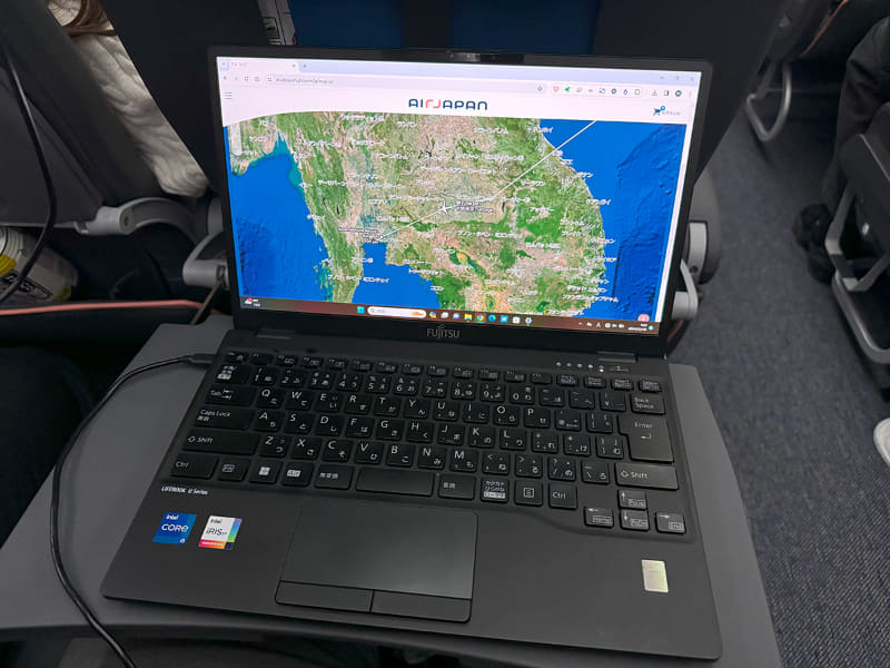 LIFEBOOK U9312/Kがデスクから飛び出ない程度に収まるサイズだ