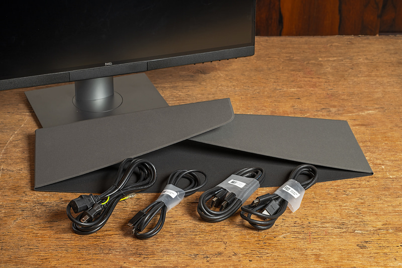 パッケージには本体、電源ケーブル、Thunderbolt 3/USB Type-Cケーブル、DisplayPortケーブル、HDMIケーブル、遮光フード、説明書が同梱