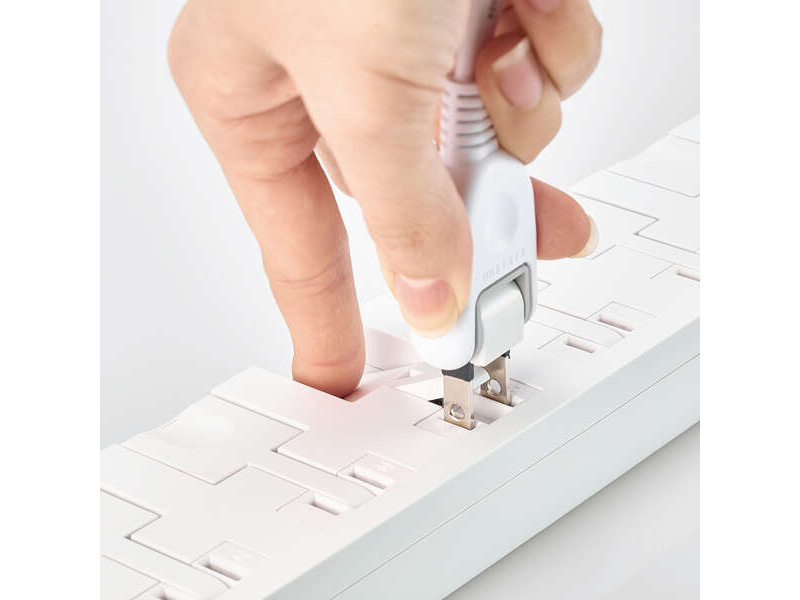 レバーを押すだけでプラグを引き抜ける