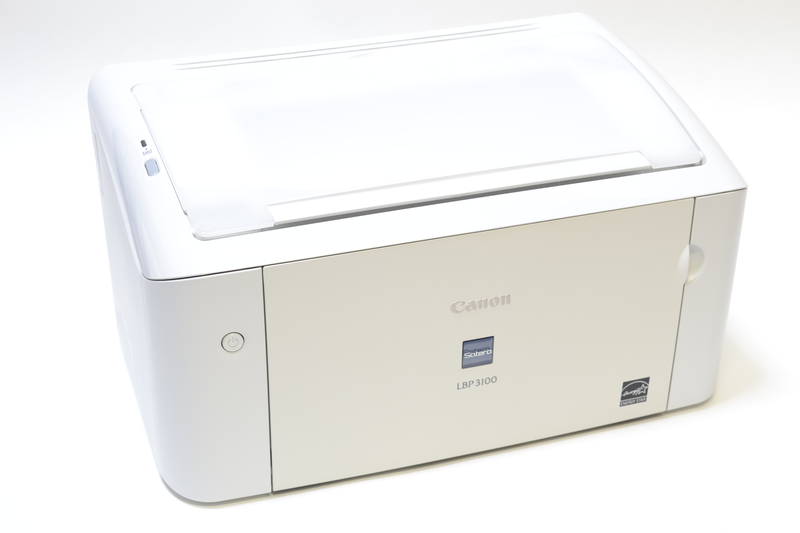 筆者所有のモノクロレーザープリンタ、キヤノン「LBP3100」。コンパクトサイズながら文字印刷は高速かつ綺麗だ