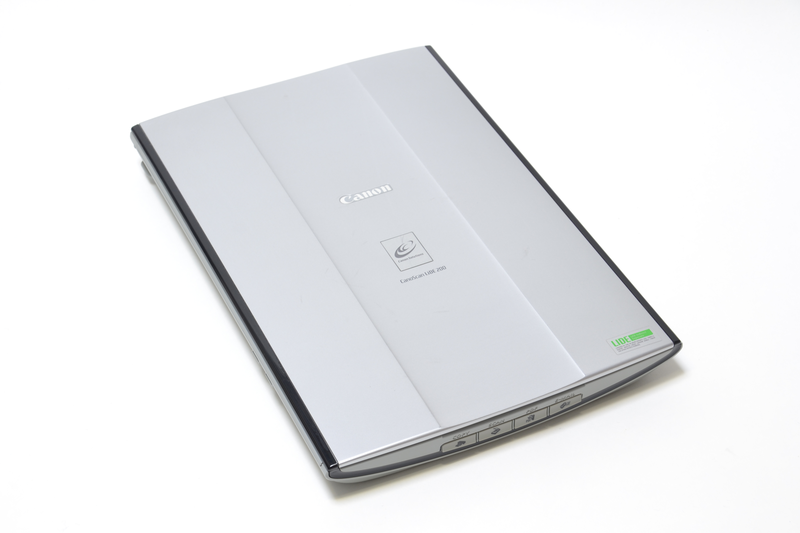 筆者所有のフラッドベッドスキャナ、キヤノン「CanoScan LiDE 200」。USB給電で小型の製品だが、書類の読み取り程度には十分な性能
