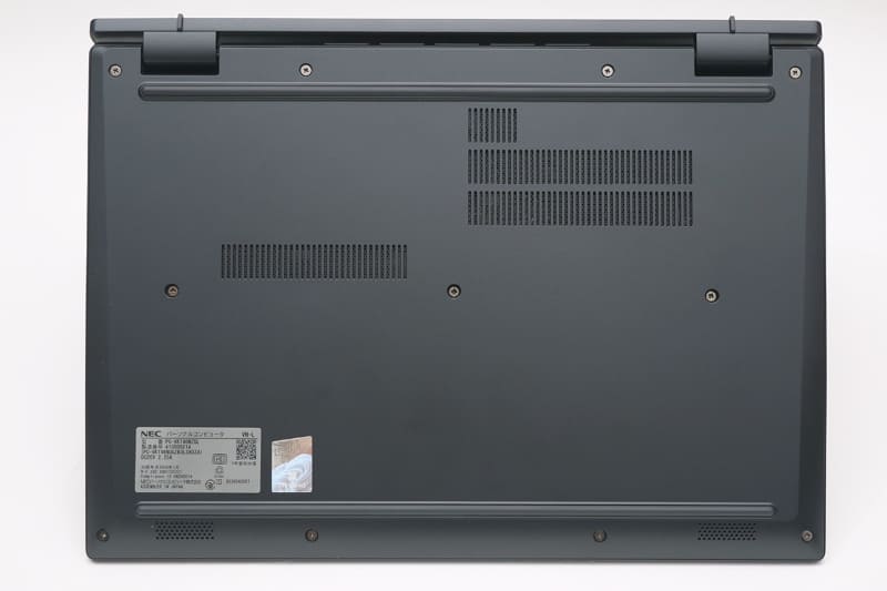 底面も比較的シンプルな作り