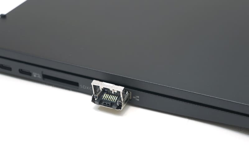 有線LANポートはポップアップ式