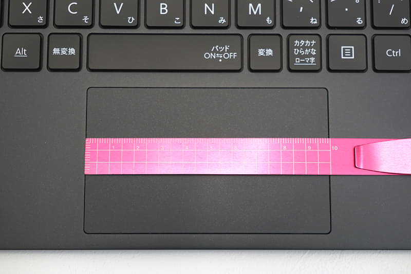 タッチパッドは約100×60mmでボタン一体型となっている