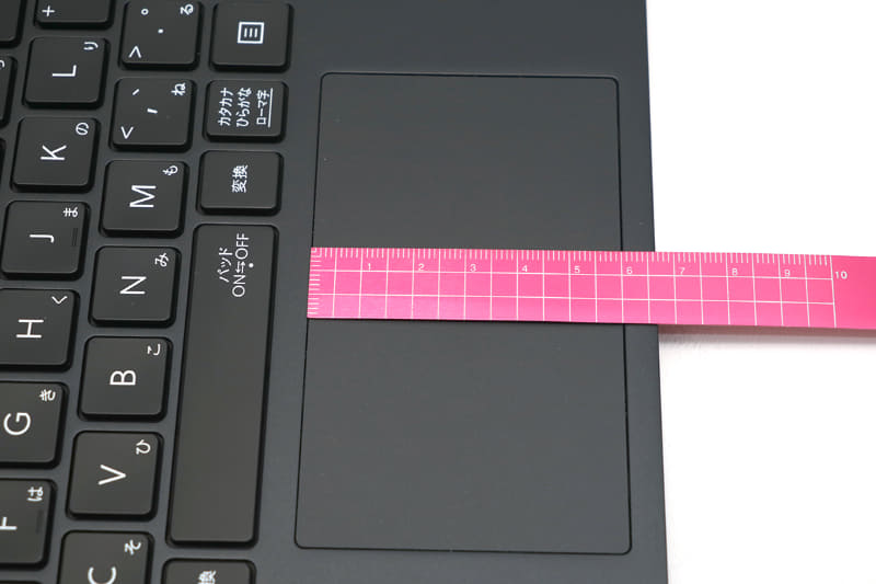 タッチパッドは約100×60mmでボタン一体型となっている