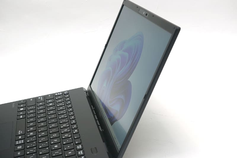 液晶はノングレアで反射も少なく、視野角もかなり広い。ビジネスでは全く不満がない表示品質だ