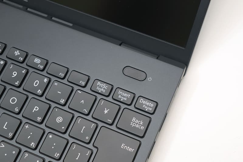 電源ボタンは指紋センサー兼用となっている