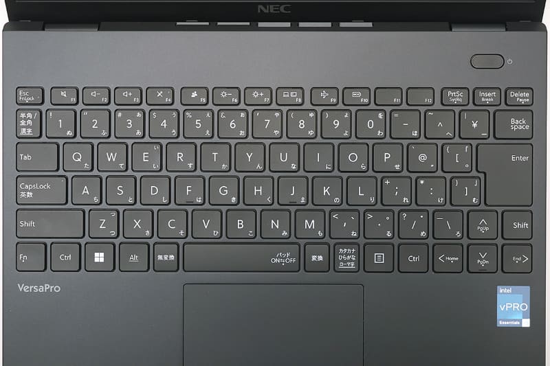 歪な配列はなくタイピングしやすいキーボード。FnキーとCtrlは入れ替え可能。一方Fn1などを多用するなら、Fn+Escでロックしてしまえばいい