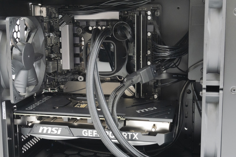 大型パーツは多いが、ミニタワーケースとして見れば内部スペースは比較的余裕があるように見える。ケーブル類もエアフローを阻害しないよう配線されている