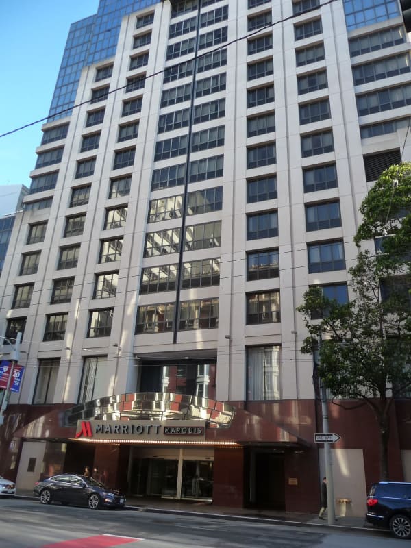 ISSCC 2024の会場であるサンフランシスコのMarriott Marquisホテル。2024年2月18日の午前9時(現地時間)前に筆者が撮影