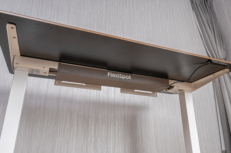 電動ユニット周りやケーブル類を隠せる「マグネット付きケーブルカバー」も付属