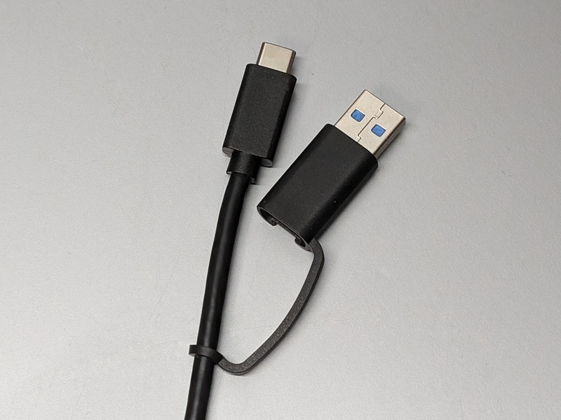 本体右から出る短いケーブル(約20cm)をつないだ先のPCはプライマリ側(PC1)となる。USB Type-C→Aへの変換コネクタを使えば、USB Type-CポートのないPCにも接続できる