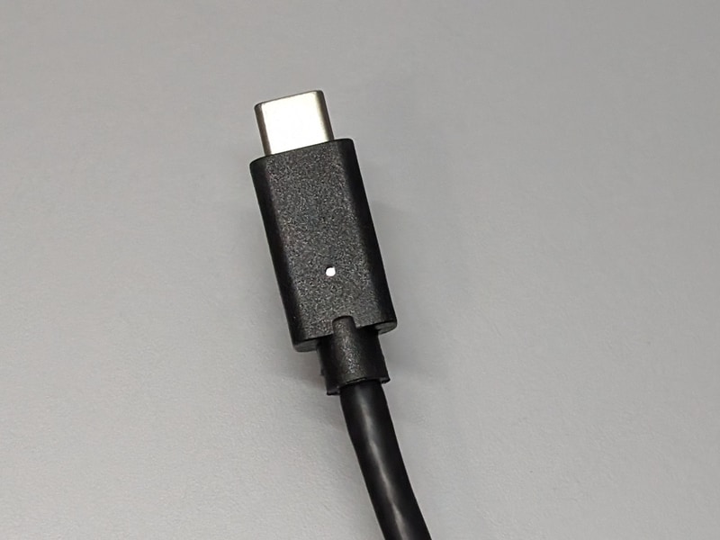 本体左から出る長いケーブル(約80cm)をつないだ先のPCはセカンダリ側(PC2)となる。こちらの形状はUSB Type-C