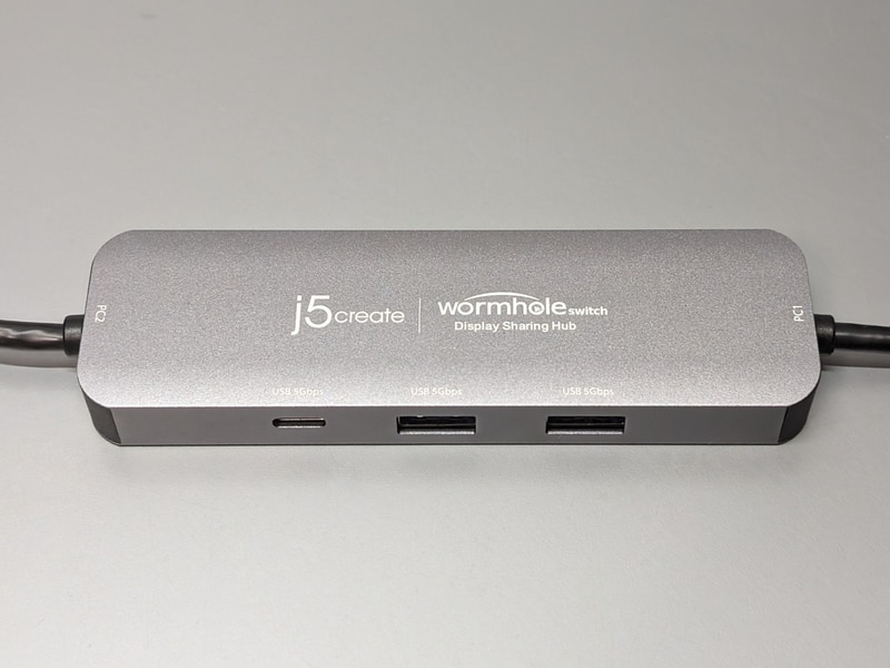 USB 3.2 Gen 1(転送速度5Gbps)に対応したUSB Type-Aポート×2とUSB Type-Cポート×1を備えており、マウスやキーボード、ストレージなどを接続できる。ストレージはPC1側でのみ認識される