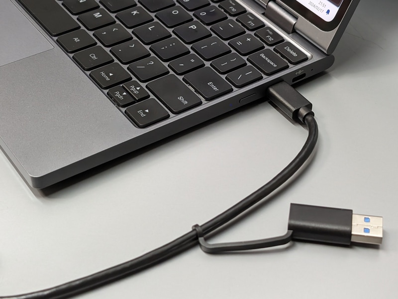 まずは両PCにUSBケーブルを接続する。短いケーブルを接続したPCは「PC1」となる