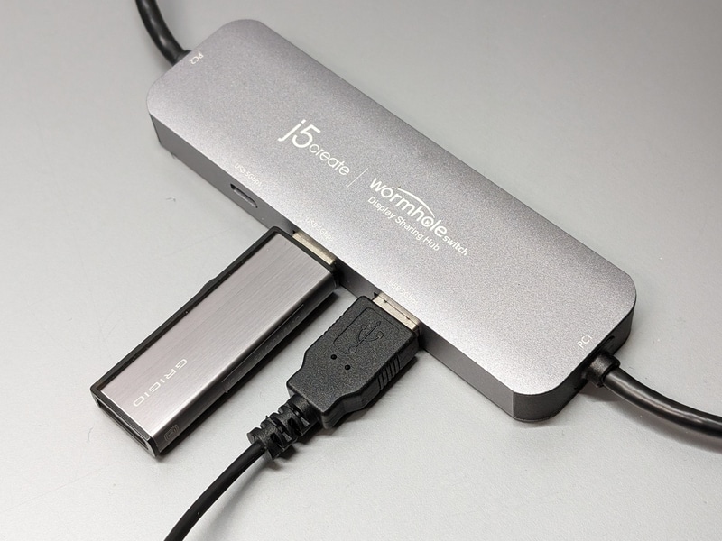 本製品に接続したUSBメモリやポータブルSSDなどのストレージは、本製品から出ているケーブルの「短い側」がつながったPC(PC1)でのみ認識される