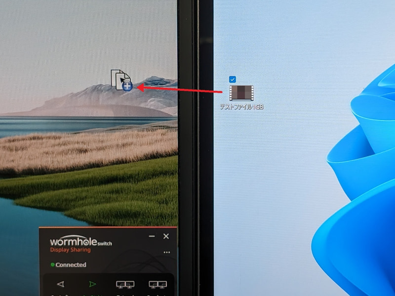ストレージ内のデータをPC2(向かって左)で使いたければ、ストレージが認識されているPC1(向かって右)からドラッグ&ドロップでコピーしてやるとよい